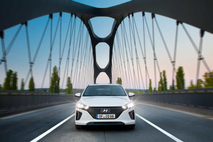  Hyundai IONIQ plug-in (AE) 2016 года  (фото 32 из 42)